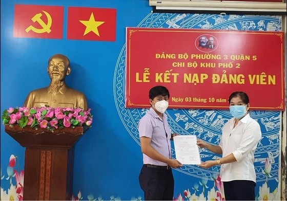Kết nạp đảng viên ở tuyến đầu chống dịch ảnh 3