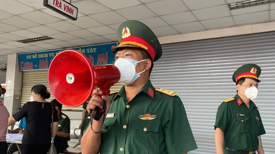 Bộ Tư lệnh TPHCM phối hợp đưa gần 500 người dân về các tỉnh miền Tây ảnh 3