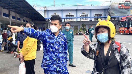 Bộ Tư lệnh TPHCM tiếp tục phối hợp đưa 700 người dân về quê theo nguyện vọng ảnh 6