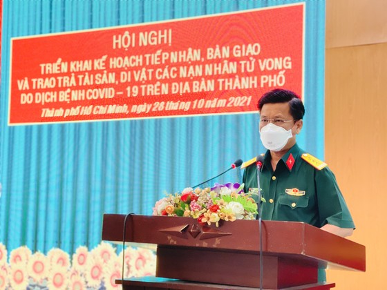 Bộ Tư lệnh TPHCM bàn giao tài sản, di vật của người mất vì Covid-19 cho thân nhân ảnh 3