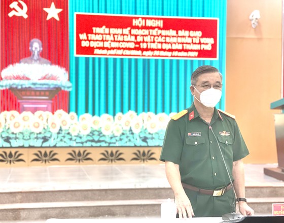 Bộ Tư lệnh TPHCM bàn giao tài sản, di vật của người mất vì Covid-19 cho thân nhân ảnh 1