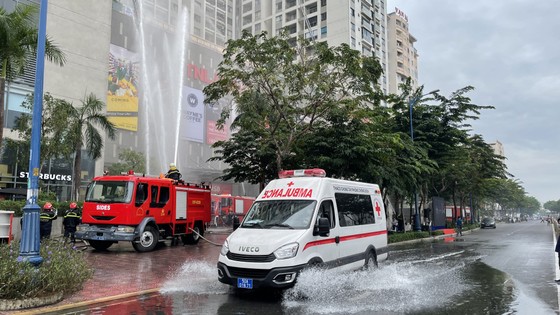 Cảnh sát sử dụng Flycam diễn tập phòng cháy chung cư cao tầng