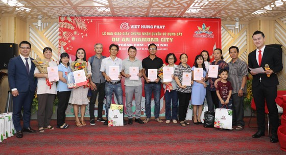 Việt Hưng Phát trao hàng trăm sổ hồng Dự án Diamond City ảnh 2