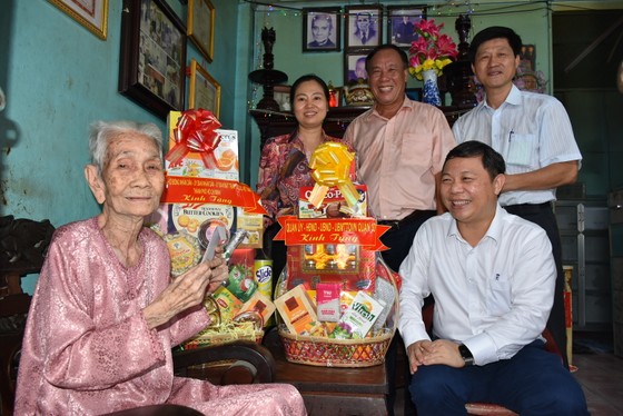 Phó Chủ tịch UBND TPHCM Dương Anh Đức thăm các gia đình chính sách ảnh 1