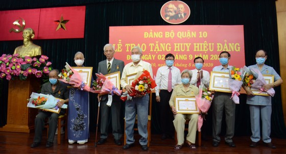 Quận 10 trao Huy hiệu Đảng đợt 2-9-2020 ảnh 3