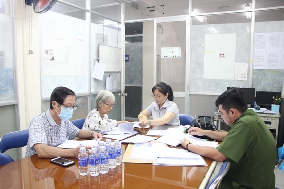 Cử tri bỏ phiếu cho ý kiến về sáp nhập đơn vị hành chính tại TPHCM ảnh 12