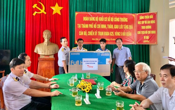 Tặng Nhà 'Câu lạc bộ thủy thủ' cho Hải đội 512, Vùng 5 Hải quân ảnh 1