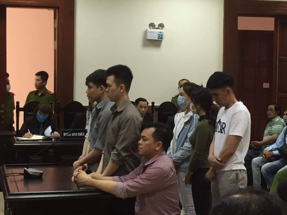 Bị teo cơ chân, 'đại gia đeo vàng' Phúc XO được giảm án ảnh 1