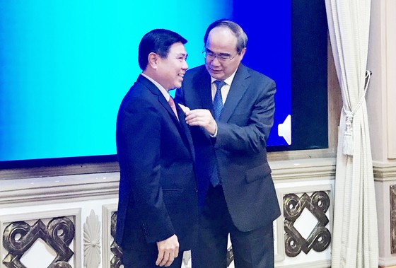 Chủ tịch UBND TPHCM Nguyễn Thành Phong nhận Huy hiệu 30 năm tuổi Đảng: Không ngừng rèn luyện! ảnh 1