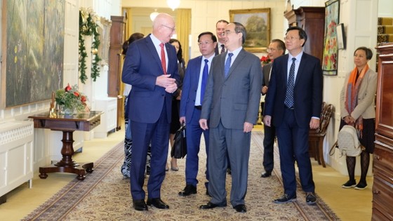 Toàn quyền Australia lái xe chở Bí thư Thành ủy TPHCM Nguyễn Thiện Nhân ảnh 5
