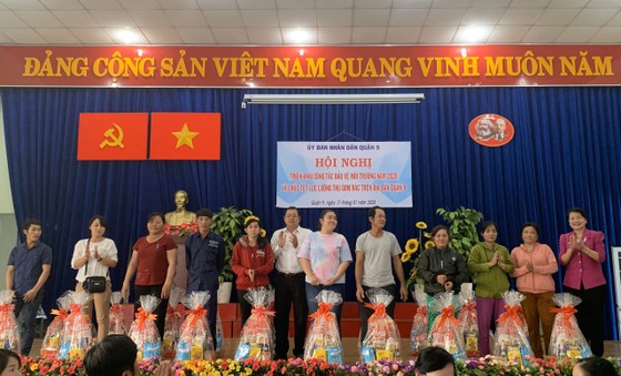 Tặng xe thu gom rác, quà tết cho người thu gom rác khó khăn ảnh 2
