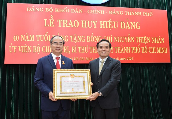 Bí thư Thành ủy TPHCM Nguyễn Thiện Nhân nhận Huy hiệu 40 năm tuổi Đảng ảnh 1