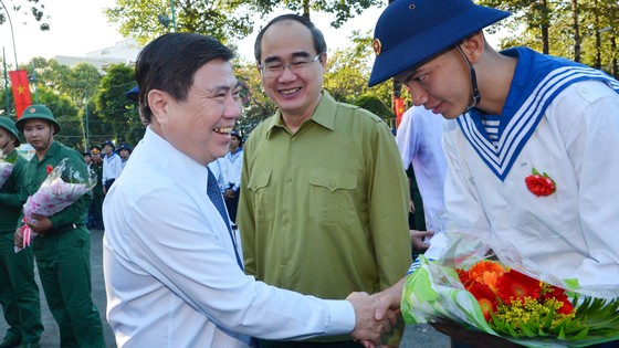 Thanh niên TPHCM tự hào lên đường nhập ngũ ảnh 1