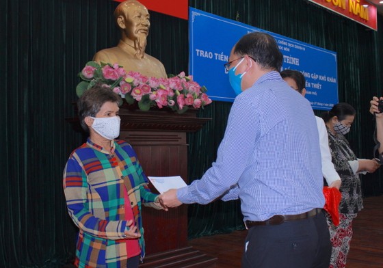 Huyện ngoại thành ở TPHCM vận động mạnh thường quân hỗ trợ người bán vé số dạo ảnh 1