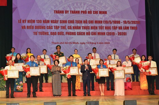 Bí thư Thành ủy TPHCM: Đoàn kết, sáng tạo, bản lĩnh xây dựng TPHCM xứng đáng là thành phố anh hùng ảnh 6
