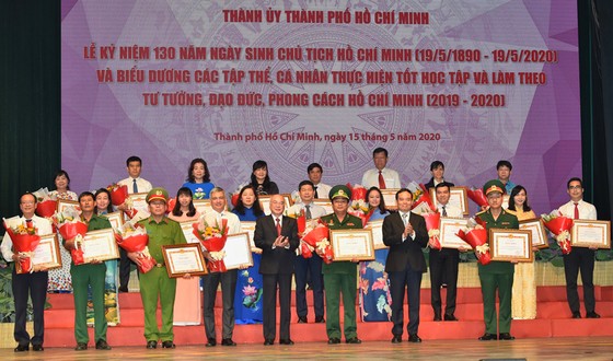 Bí thư Thành ủy TPHCM: Đoàn kết, sáng tạo, bản lĩnh xây dựng TPHCM xứng đáng là thành phố anh hùng ảnh 5