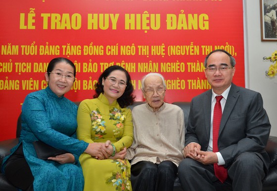 Bí thư Thành ủy TPHCM trao Huy hiệu 85 năm tuổi Đảng cho Phu nhân cố Tổng Bí thư Nguyễn Văn Linh ảnh 2