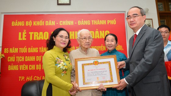 Bí thư Thành ủy TPHCM trao Huy hiệu 85 năm tuổi Đảng cho Phu nhân cố Tổng Bí thư Nguyễn Văn Linh ảnh 1