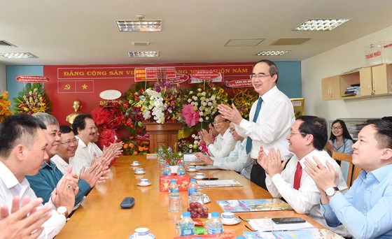 Bí thư Thành ủy TPHCM Nguyễn Thiện Nhân thăm, chúc mừng các cơ quan báo chí ảnh 1
