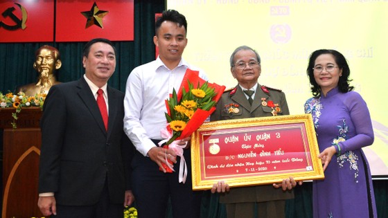 Trao tặng Huy hiệu Đảng cho đảng viên cao tuổi Đảng ảnh 1