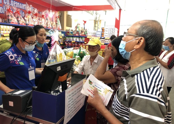 Tặng hơn 3.600 phiếu mua hàng tết cho gia đình chính sách, người nghèo ở quận 3 ảnh 6