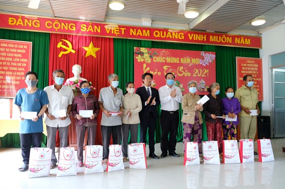 Bí thư Thành ủy TPHCM Nguyễn Văn Nên thăm, chúc tết người nghèo, lao động khó khăn ảnh 2