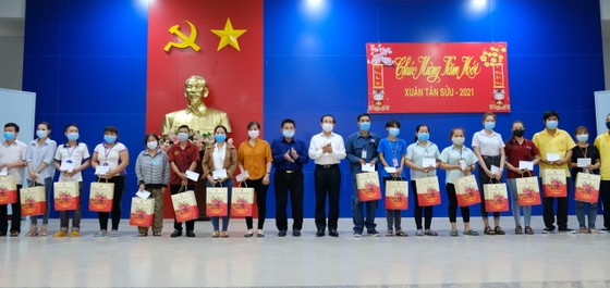 Bí thư Thành ủy TPHCM Nguyễn Văn Nên thăm, chúc tết người nghèo, lao động khó khăn ảnh 3