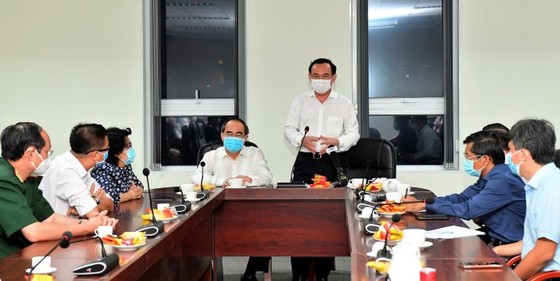 Bí thư Thành ủy TPHCM Nguyễn Văn Nên thăm, động viên đội ngũ phòng chống dịch Covid-19 ảnh 1
