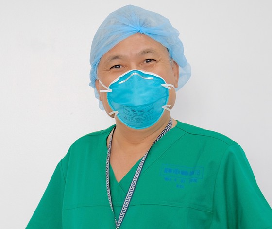 Bác sĩ chuyên hồi sức cấp cứu nỗ lực chăm sóc bệnh nhân tại Bệnh viện Hồi sức Covid-19 ảnh 1