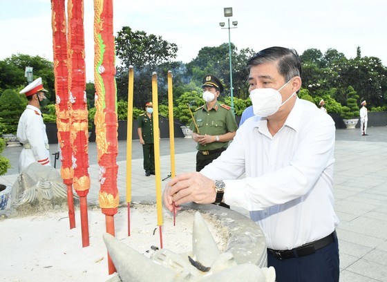 Lãnh đạo TPHCM dâng hoa, dâng hương tưởng niệm các Anh hùng liệt sĩ ảnh 4