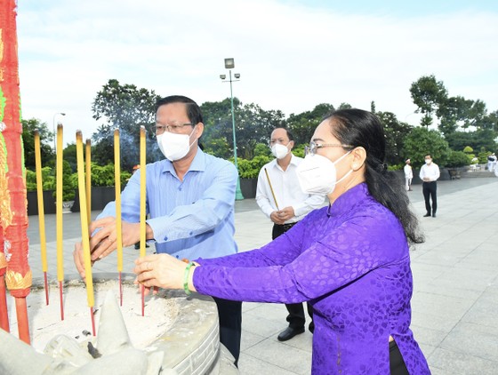 Lãnh đạo TPHCM dâng hoa, dâng hương tưởng niệm các Anh hùng liệt sĩ ảnh 5