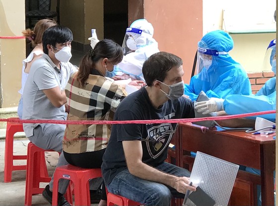 Người nước ngoài vui mừng khi được tiêm vaccine ngừa Covid-19 ảnh 2