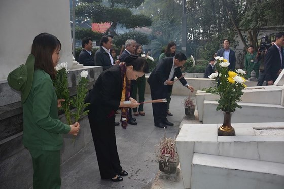 Chủ tịch Quốc hội Nguyễn Thị Kim Ngân thăm, tặng quà đối tượng chính sách tại Hà Tĩnh ảnh 1