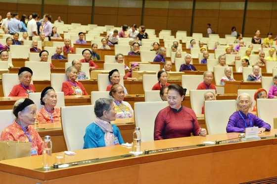 Chủ tịch Quốc hội Nguyễn Thị Kim Ngân gặp mặt 300 Mẹ Việt Nam Anh hùng tiêu biểu ảnh 1