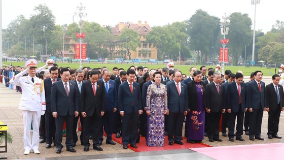 Lãnh đạo Đảng và Nhà nước đặt vòng hoa, vào Lăng viếng Chủ tịch Hồ Chí Minh ảnh 1