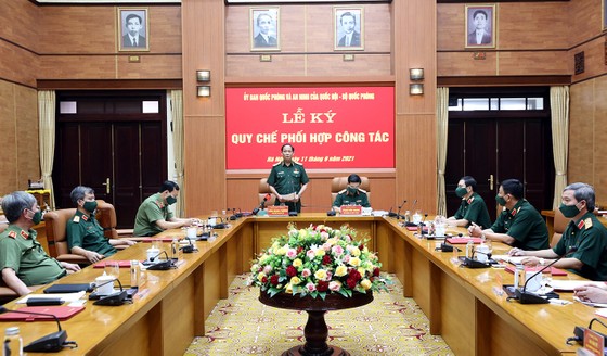 Ủy ban Quốc phòng và An ninh của Quốc hội ký kết quy chế phối hợp công tác với Bộ Quốc phòng ảnh 1