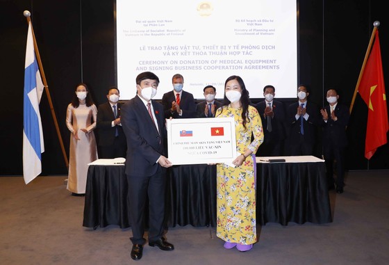 Thêm 100.000 liều vaccine Astra Zeneca và gần 300 tỷ đồng thiết bị y tế chống dịch ảnh 8