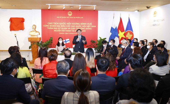 Chủ tịch Quốc hội Vương Đình Huệ thăm Đại sứ quán và gặp gỡ cộng đồng người Việt Nam tại Phần Lan ảnh 1