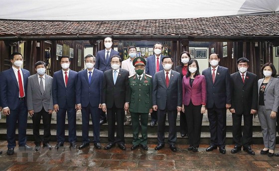 Chủ tịch Quốc hội Vương Đình Huệ dâng hương tưởng niệm đồng chí Lê Quang Đạo ảnh 2