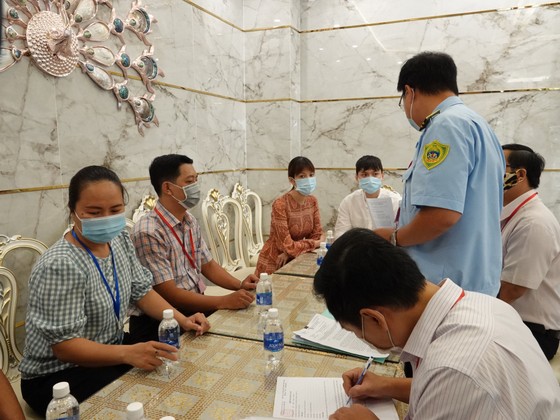 Chủ đầu tư công trình vi phạm xin vừa tháo dỡ, vừa kinh doanh, quận không đồng ý ảnh 1