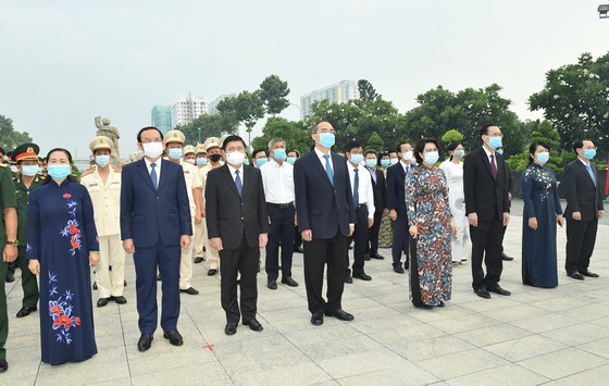 Lãnh đạo TPHCM dâng hương tưởng niệm các anh hùng liệt sĩ nhân Ngày Giải phóng miền Nam, thống nhất đất nước ảnh 2