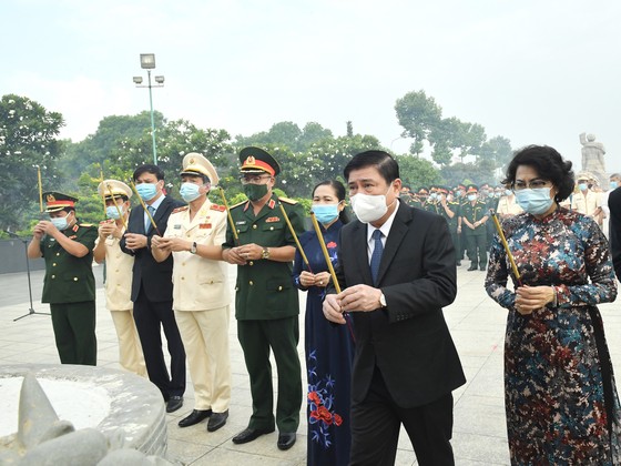 Lãnh đạo TPHCM dâng hương tưởng niệm các anh hùng liệt sĩ nhân Ngày Giải phóng miền Nam, thống nhất đất nước ảnh 4