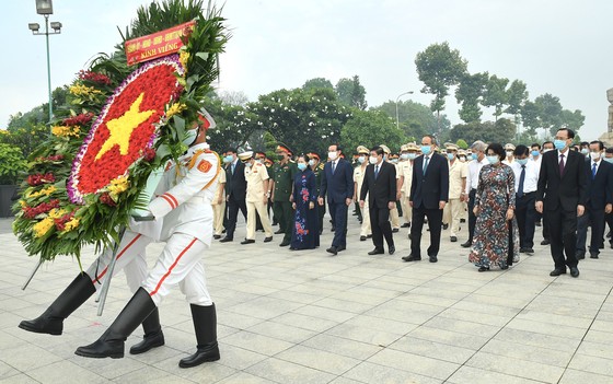 Lãnh đạo TPHCM dâng hương tưởng niệm các anh hùng liệt sĩ nhân Ngày Giải phóng miền Nam, thống nhất đất nước ảnh 1