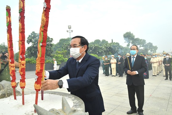 Lãnh đạo TPHCM dâng hương tưởng niệm các anh hùng liệt sĩ nhân Ngày Giải phóng miền Nam, thống nhất đất nước ảnh 3
