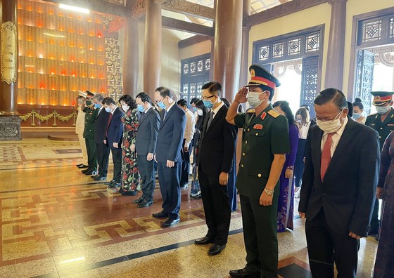 Lãnh đạo TPHCM dâng hương tưởng niệm các anh hùng liệt sĩ nhân Ngày Giải phóng miền Nam, thống nhất đất nước ảnh 8