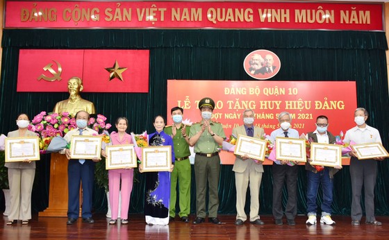 Trao Huy hiệu Đảng cho đảng viên cao tuổi Đảng ảnh 5
