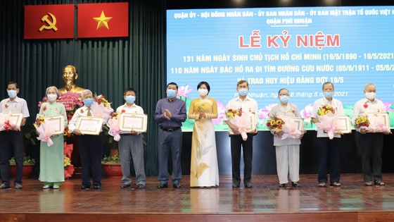 Trao Huy hiệu Đảng cho đảng viên cao tuổi Đảng ảnh 3