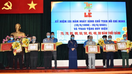 Trao Huy hiệu Đảng cho đảng viên cao tuổi Đảng ảnh 1