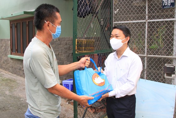 Tặng 100 phần quà cho các hộ dân khó khăn ở quận 1 do ảnh hưởng dịch Covid-19 ảnh 1