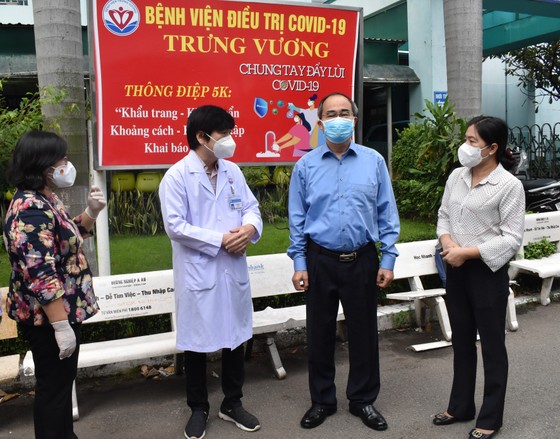 Đoàn đại biểu Quốc hội TPHCM thăm, tặng quà một số bệnh viện điều trị Covid-19 ảnh 2
